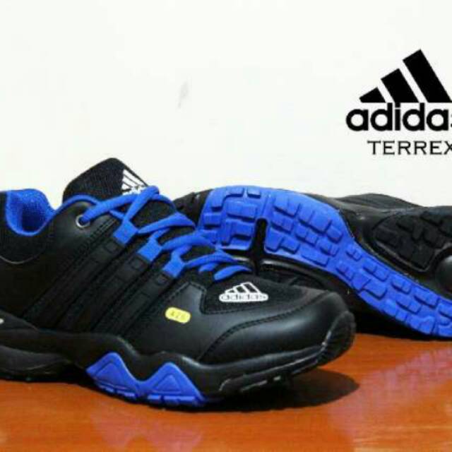 Sepatu sport adidas terrex