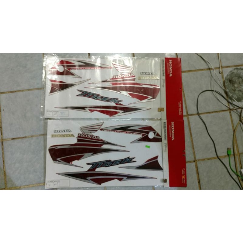 Lis Body-Sticker-Striping-Stripping-Stripe Bodi Honda Tiger Revo 2012-2013 Original AHM HGP Merah
