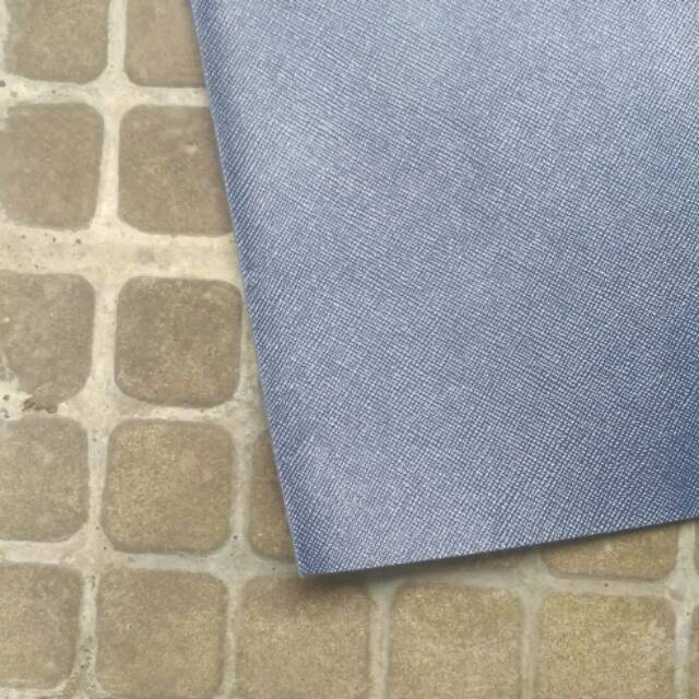 Bahan kulit sintetis TEIGA LV navy per meter lebar 140 cm.