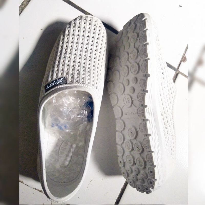 sepatu putih bahan karet merk att