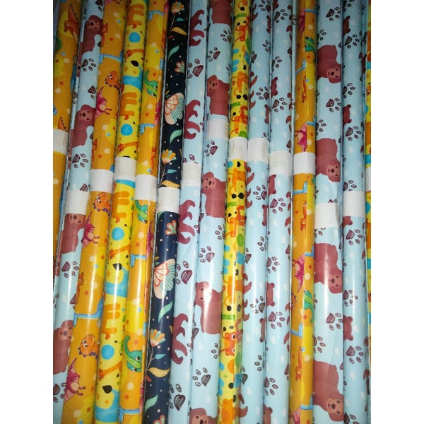 

kertas kado sidu dan Kiki glossy motif ukuran 46×60