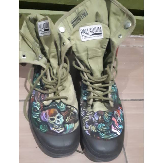 Sepatu lukis Palladium