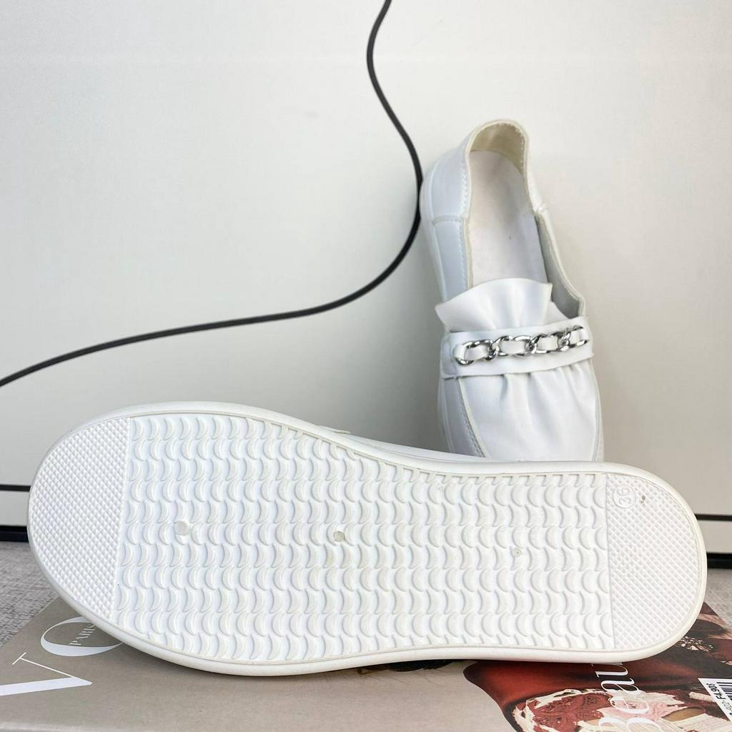 AGI21011 Sepatu Putih Wanita Slip On Fashion Import Sederhana Dengan Rantai Bisa COD (With Box)