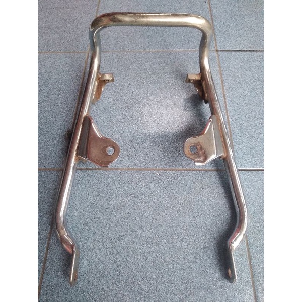 Behel Begel Pleger Pegangan Belakang Jok Yamaha L2 Super Original