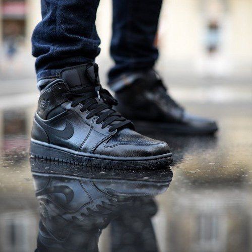 Sepatu Nike Air Jordan 1 Mid Triple Black