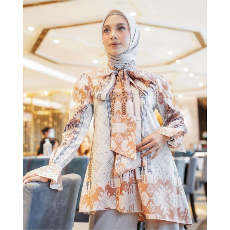 PILA BOW BLOUSE WEARING KLAMBY