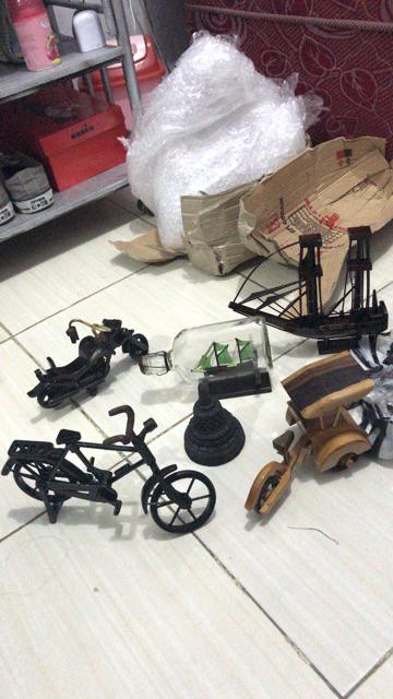 (bisa Cod) Pajangan Miniatur Kapal Pinisi Dewaruci Dalam Botol Besar 19x10x4 Cm Dekorasi Rumah