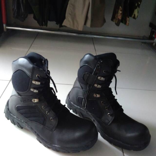 Sepatu Delta hitam