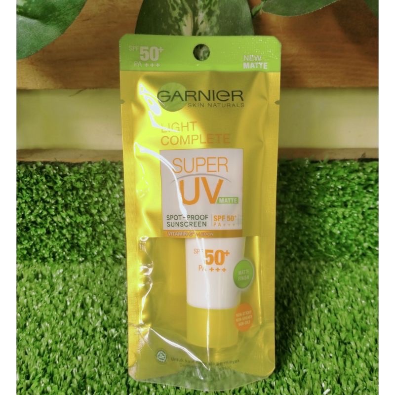 GARNIER LIGHT COMPLETE UV MATTE (15ML) SPF 50 PA+++