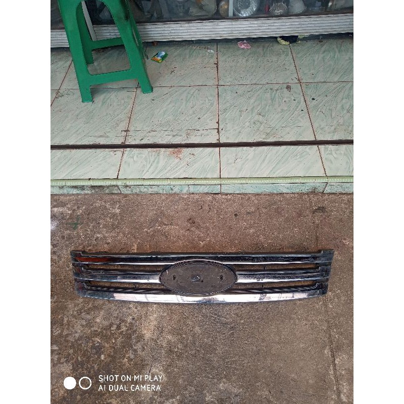 GRIL FORD ESCAPE 2010 ORIGINAL