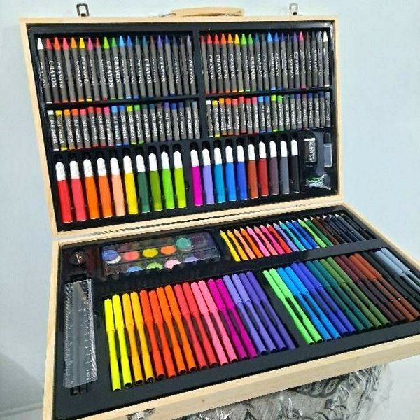 

Unik Crayon Set 180 Pcs Alat Gambar Mewarnai Box Kayu Berkualitas