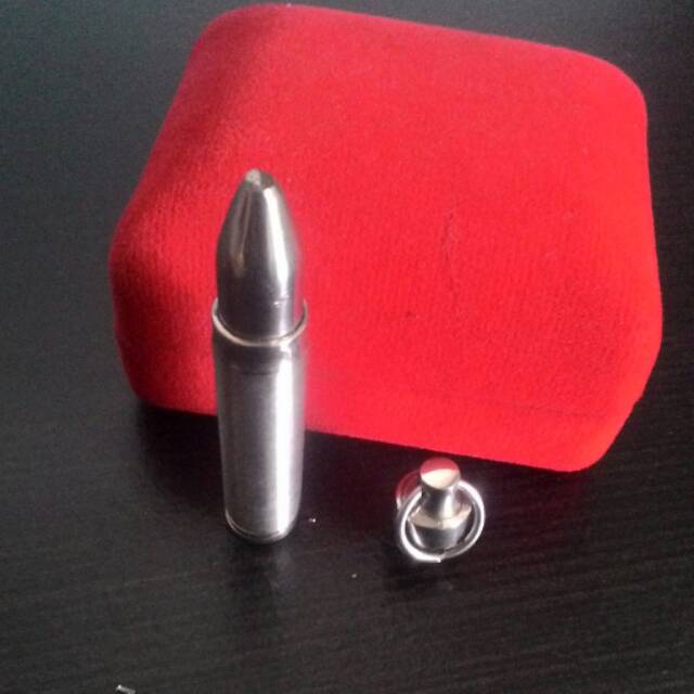 Liontin peluru tabung