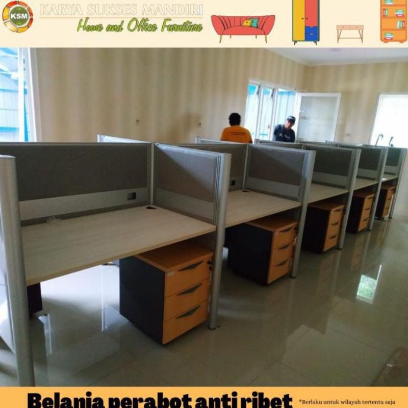 meja kerja dengan sekat pemisah
