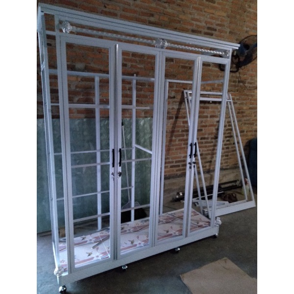 Lemari hias Aluminium 4 pintu full variasi bahan putih 160 x 200 x 44 cm