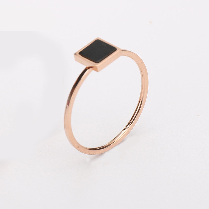 Cincin tipis hitam segi4 titanium Karet