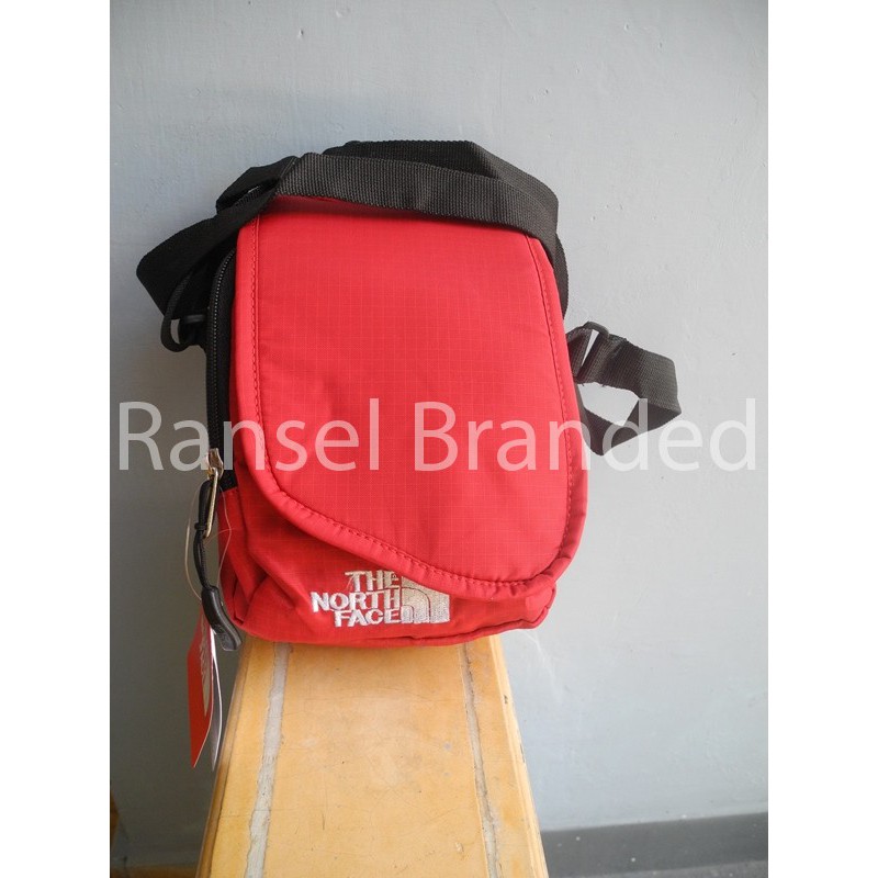Tas slempang kecil The North Face merah