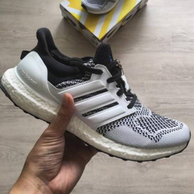 ultra boost hitam