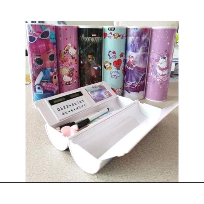 

Tempat pensil bentuk tabung karakter, ada whiteboard, kalkulator, spidol dan cermin