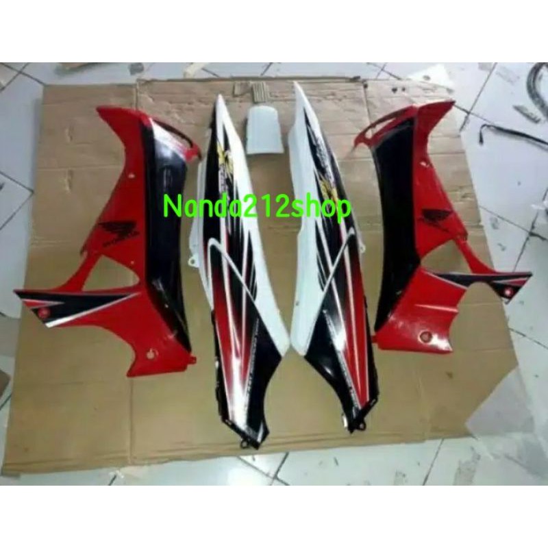 Cover body R/L plus sayap supra x 125 lama merah putih