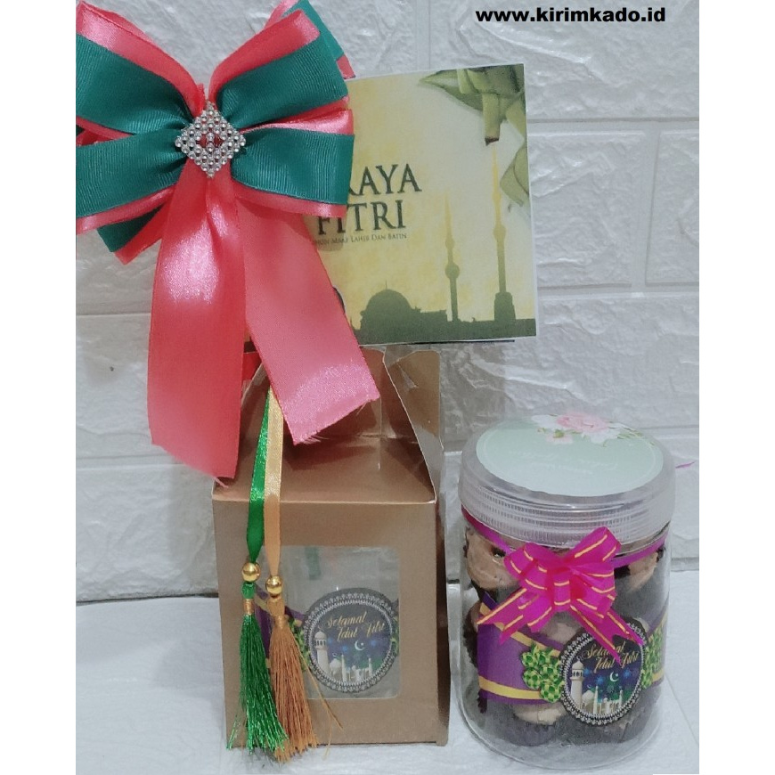 

HAMPERS- KUE SAGU KEJU TOPLES +BOX + PITA + KARTU UCAPAN LEBARAN / SOUVENIR