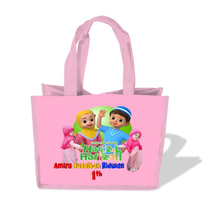 

TAS GOODIEBAG MURAH BERKUALITAS TINGGI JAHITAN RAPIH CUSTOM GAMBAR DAN NAMA