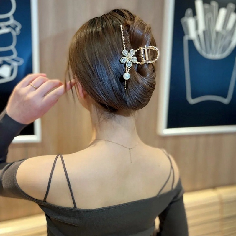 Jepit Rambut Bentuk Hiu Aksen Bunga Dan Mutiara Bahan Alloy Gaya Korea Untuk Wanita