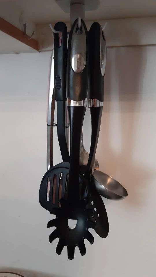 Gantungan Putar Dapur Aksesoris Spatula Kunci Sutil Peralatan Dapur Hook Tempel Kuat Serbaguna