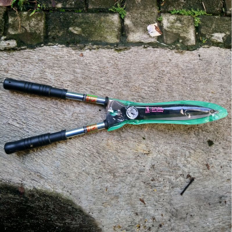 Gunting Rumput Tanaman Daiyu