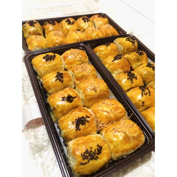 

BOLEN SEDANG ISI 10 PCS/BOLEN PISANG COKLAT/BOLEN PISANG KEJU