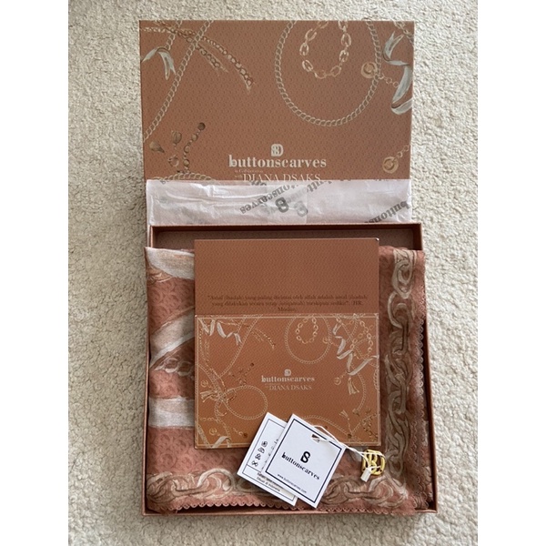 NEW CHAIN SERIES BUTTONSCARVES MAJESTY