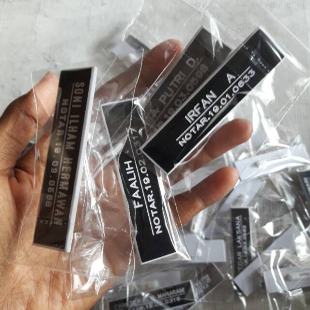 

Papan nama double tulisan