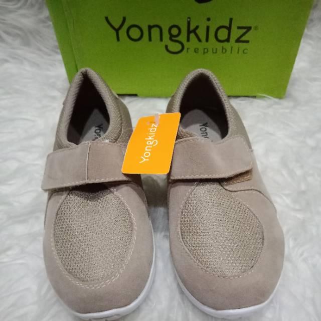 Sepatu sneaker Yongkidz warna khaki size 29