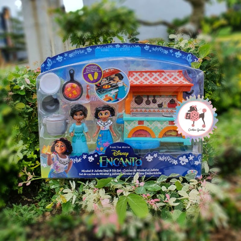 Disney Encanto Mirabel & Julieta Step & Stir Small Doll Kitchen Set