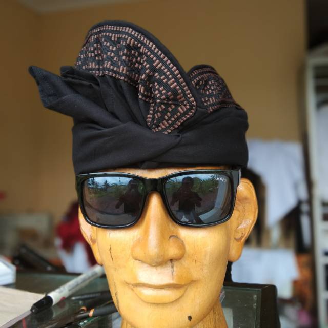 Udeng hitam ajeg bali