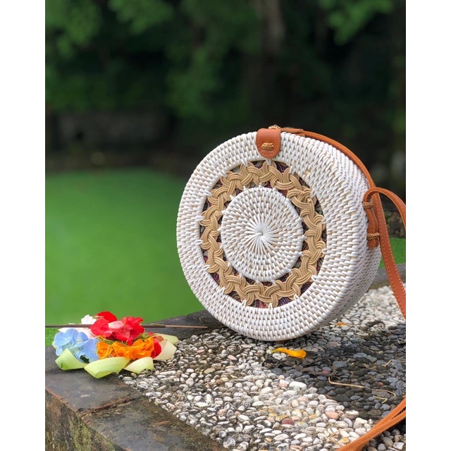 TAS ROTAN SINTETIS PUTIH GENDIT TAS ROTAN BALI KEKINIAN