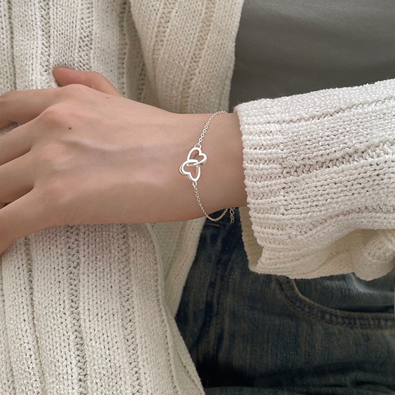 Gelang Desain Hati Ganda Interlocking Warna Silver Gaya Korea Untuk Wanita