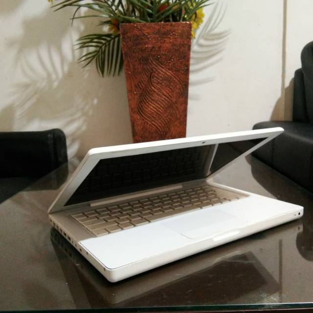 Macbook white ram 4gb hdd 320GB