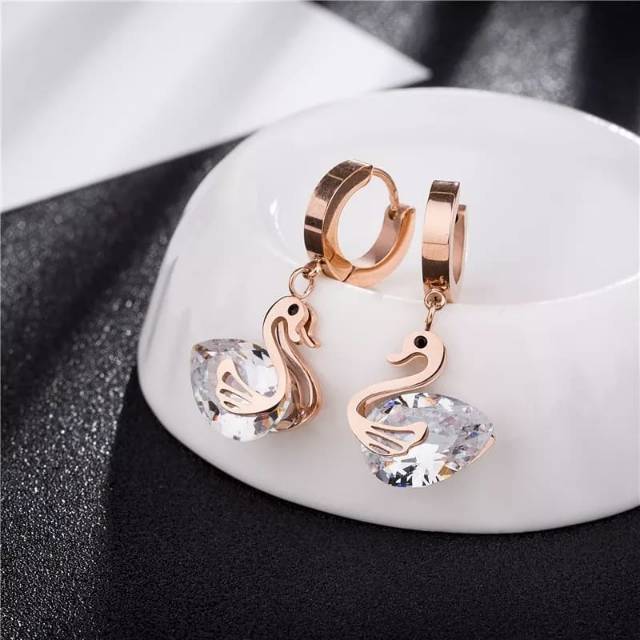 Anting Titanium Korea Perak Emas Gold Silver Unik Anti Karat Berkualitas Model Hoop Permata Angsa