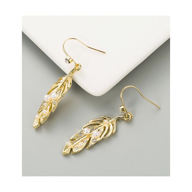 LRC Anting Gantung Fashion Golden Natural Pearl Leaf Alloy Diamond Earrings P59688