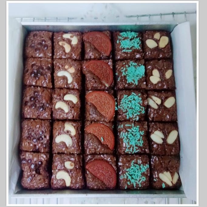 

Premium Product!!! Hampers Lebaran 3 Fudgy Brownies Panggang Mix Meses+Freecard+Pita+Teks - Paling Diminati