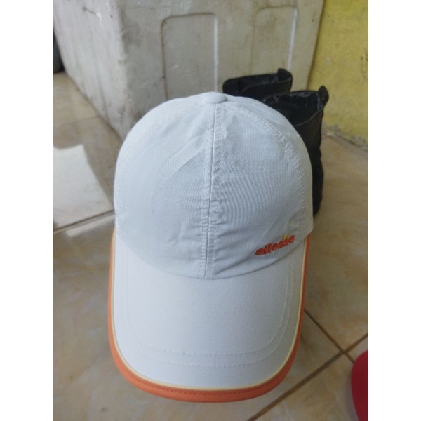 Topi ellesse bekas