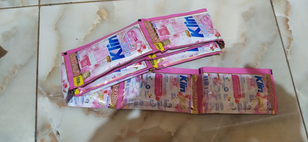 Sabun Cuci Baju Soklin Liquid 1 Renceng  Isi 12 Sachet