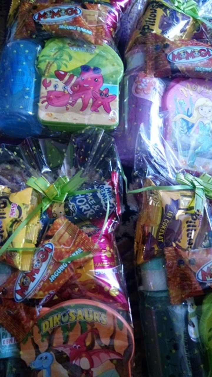 Parcel Bingkisan Snack Lunch Box + Botol Minum Kemasan Cantik Ulang Tahun