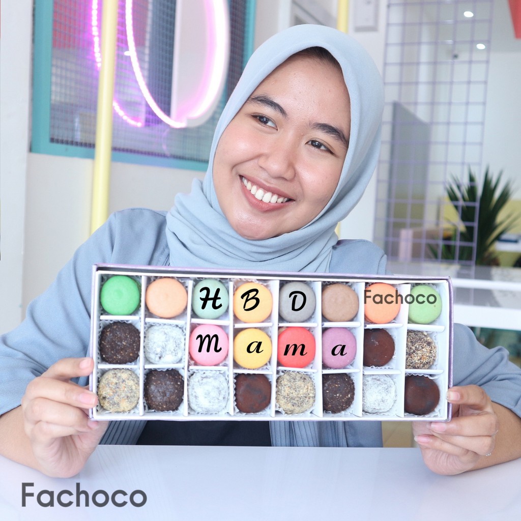 

Macaron medium dan Cokelat Truffle dalam 1 box