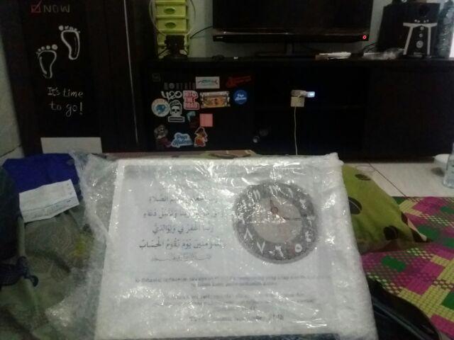 Hiasan Jam Dinding Kaligrafi Surat Ibrahim Ayat 40-41 Hitam Putih Uk 30x40