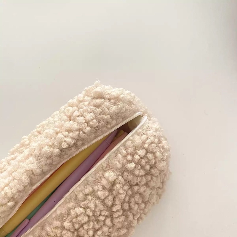 [READY STOK BISA COD] KOTAK PENSIL WOL BULU DOMBA SINTETIS LEMBUT FLUFFY PENCIL CASE AESTHETIC POUCH MAKE UP GAYA ANAK PEREMPUAN PELAJAR REMAJA CEWEK KOREA KAWAII KIYOWO CUTE VIRAL IMPOR ALAT TULIS BESAR LUCU FANCY UNIK MURAH TAS TEMPAT ALAT TULIS JUMBO