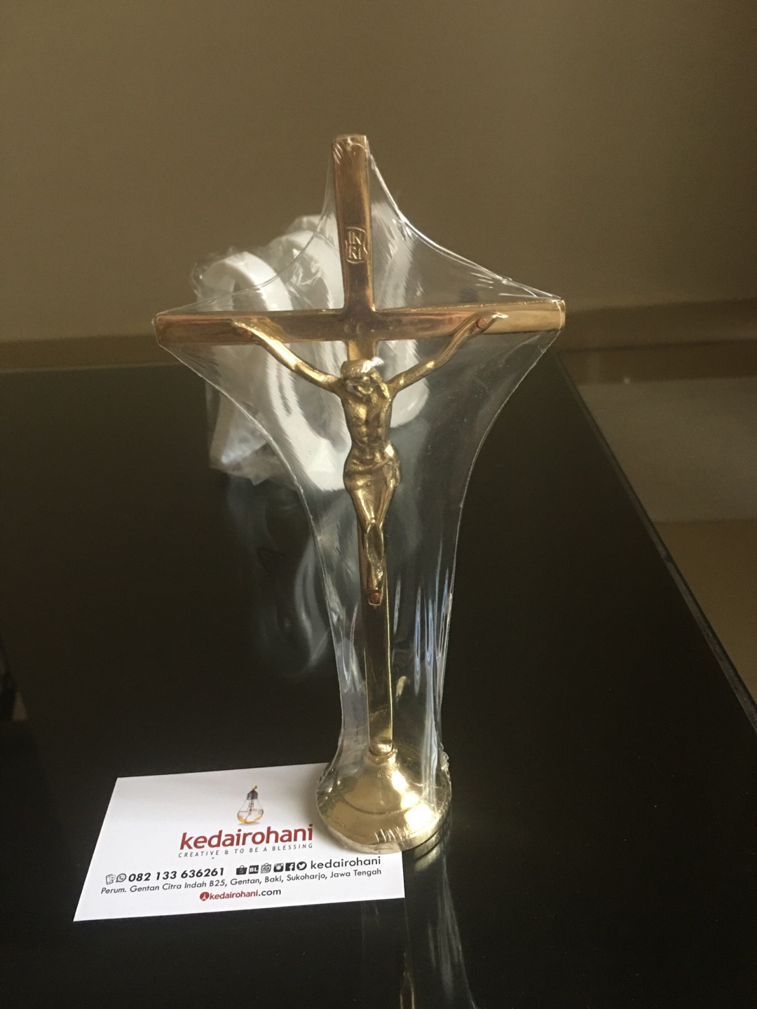 Hiasan Salib Duduk / Meja Courpus Yesus Inri Logam Kuningan 19 Cm