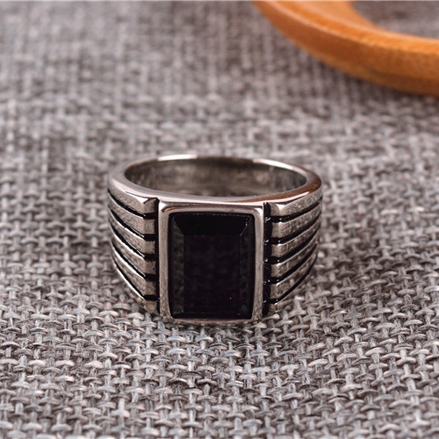 Cincin Bahan Titanium Steel Warna Silver Hias Batu Permata Agate Hitam Gaya Punk Untuk Pria