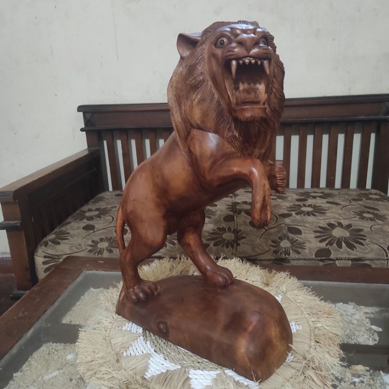 PATUNG  SINGA DARI KAYU SWAR/ PATUNG RAJA HUTAN/