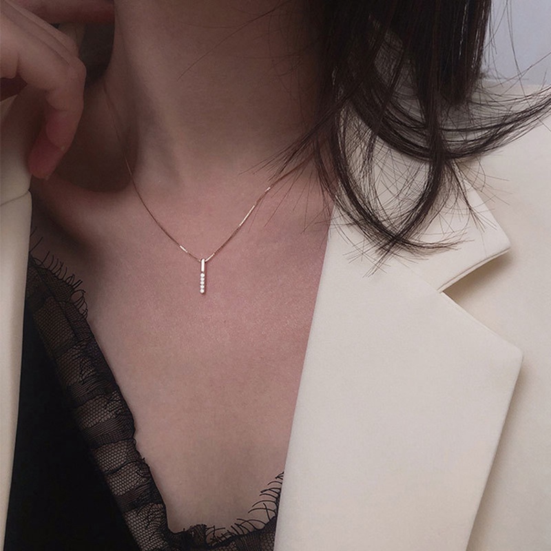 Kalung Rantai Klavikula Hias Liontin Strip Geometris Aksen Berlian Untuk Wanita